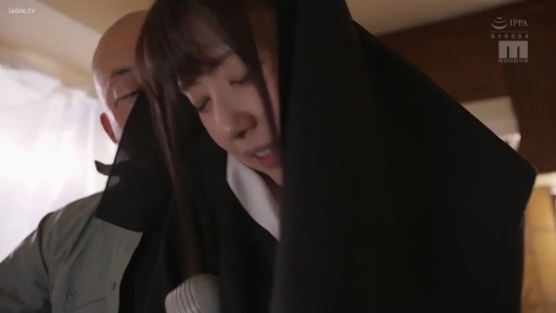 忧郁 · 角色扮演 · 脸部特写 · 厨房 · 静止 · 修女服 · 低头站立 · 十字架项链