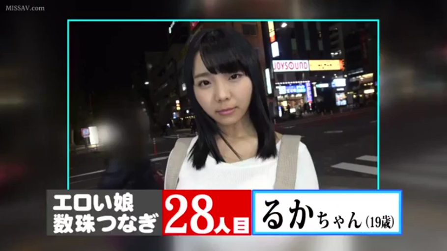 Stand · Half-body close-up · Outdoor street · 白色针织衫