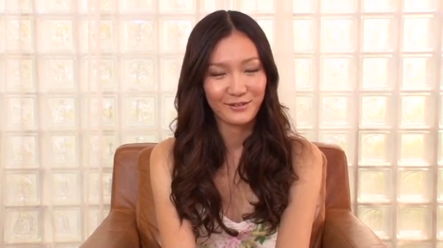 室内 · 坐姿 · 微笑 · 皮沙发 · 半身 · 对话 · 碎花上衣 · 长卷发