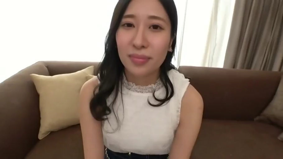 座り姿勢 · 平静 · カメラに向かって · 上半身 · 客厅沙发 · 室内背景 · 白色无袖衫