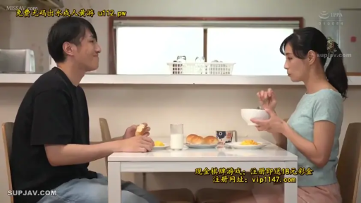 坐姿 · 自然 · 休闲装 · 否 · 餐厅 · 用餐 · 餐具 · 日常生活