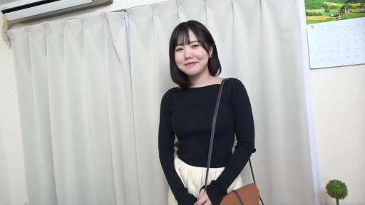 窗帘前 · 站姿 · 微笑 · 注视镜头 · 素人 · 半身像 · 单肩包 · 黑色长袖