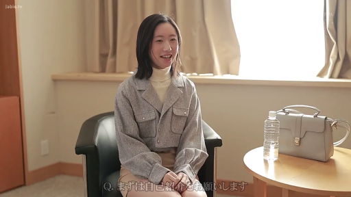 坐姿 · 羞涩 · 中景 · 灰色外套 · 矿泉水 · 房间 · 访谈 · 素人