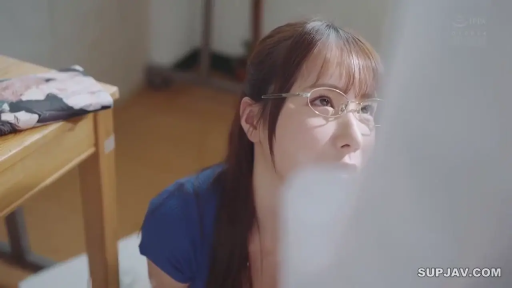 Indoor · 跪坐 · Breast close-up · High perspective · bland · 蓝色T恤 · 低头看 · 书桌