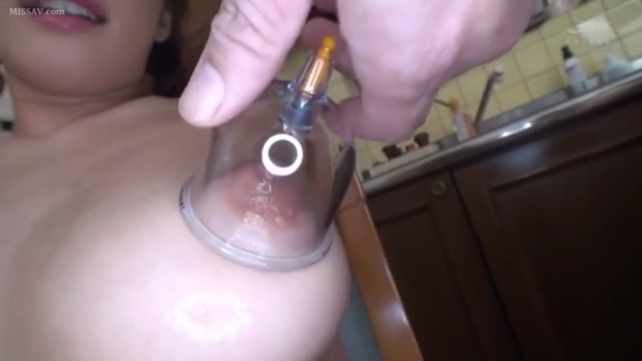 胸部特写 · 站姿 · 微笑 · 裸体 · 厨房 · 吸乳器 · 乳头泵