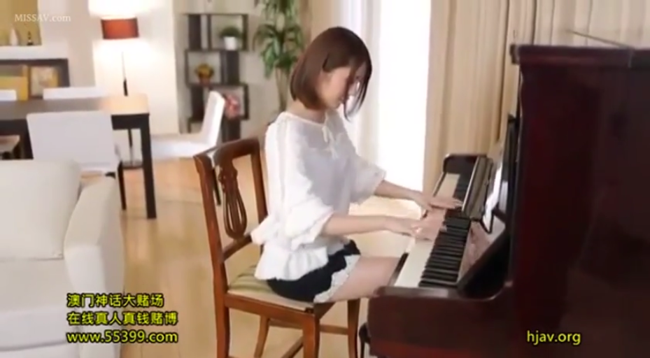 坐姿 · 专注 · 中景 · 白色雪纺衫 · 居家客厅 · 长发 · 钢琴 · 弹钢琴