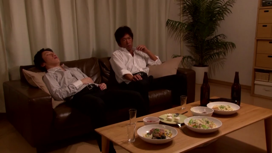 坐姿 · 中景 · 客廳 · 襯衫 · 双人 · 疲惫 · 休息 · 啤酒瓶