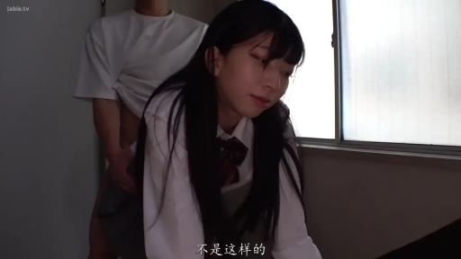 站立 · 半身 · 户外 · 树木 · 白色T恤 · 看向镜头 · 眯眼笑 · 户外公园