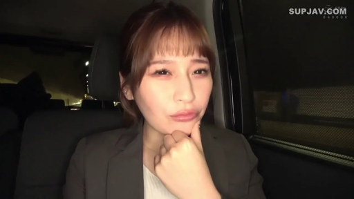 顔のクローズアップ · ビジネススーツ · 车内 · 注视镜头 · 托腮 · 夜晚 · 嘟嘴