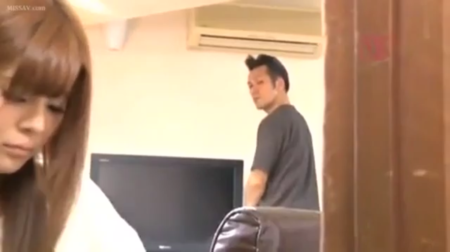 室内 · 坐姿 · 脸部特写 · 白色上衣 · 剧情 · 注视 · 平淡 · 电视