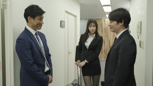 站立 · 行李箱 · 中景 · 微笑 · 对话 · 职业装 · 走廊 · 职场