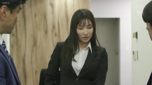 交谈 · 严肃 · 站立 · 行李箱 · 全景 · 走廊 · OL · 职场西装