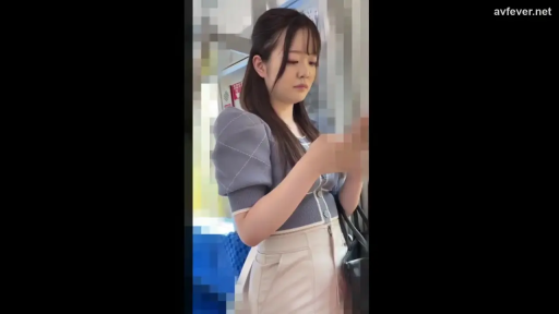 站立 · 中景 · 平静 · 手机 · 白裙 · 看手机 · 公交车 · 偷拍视角