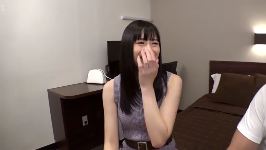 坐姿 · 中景 · 床 · 酒店房间 · 笑容 · 长发 · 欢笑 · 紫色无袖针织裙