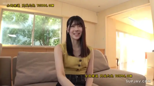 坐姿 · 中景 · 沙发 · 微笑 · 客厅 · 长发 · 访谈 · 黄色无袖上衣