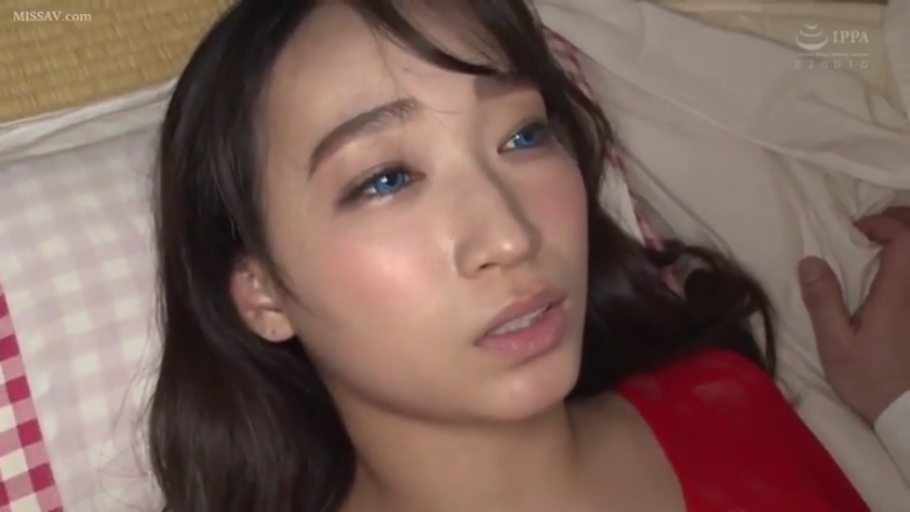 室内 · 专注 · 自慰 · 制服 · 阴部 · 白袜 · 跳蛋 · 开腿