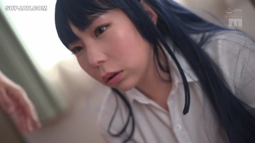 Indoor · Bend over · 白衬衫 · 面部特写 · Gaze · 冷静 · 蓝发