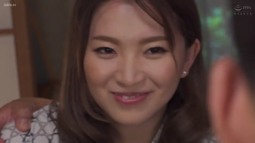 室内 · 坐姿 · 微笑 · 面部特写 · 注视 · 印花上衣