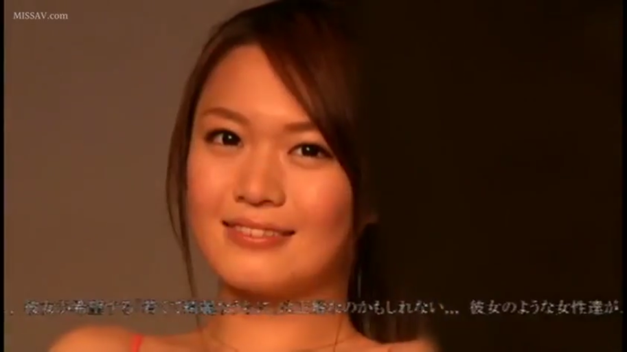 室内 · 坐姿 · 中景 · 微笑 · 椅子 · 内衣 · 抚摸 · 互动