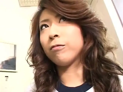 室内 · 面部 · 无神 · 注视 · 仰视 · 运动衫