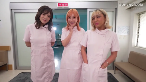 医院 · 护士服 · 角色扮演 · 站立 · 全景 · 摆拍 · 微笑 · 指示牌