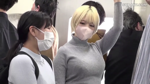 中景 · 站姿 · 乘车 · 金髪 · 口罩 · 电车 · マスクを着用してください · 紧身毛衣