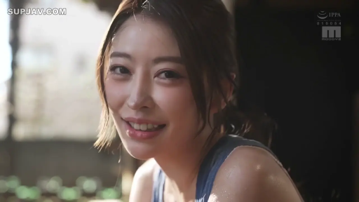 室内 · 顔部のクローズアップ · 注视镜头 · 甜美微笑 · 横に頭を傾ける · 皮肤出汗 · 蓝色运动背心