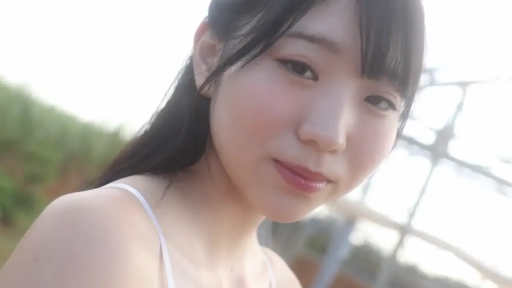 Close-up of the face · Smile · Outdoor · 注视镜头 · White camisole · 高调摄影 · 侧头前倾