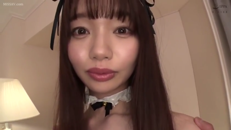 室内 · 发饰 · 台灯 · 面部特写 · 注视 · 正面 · 少女