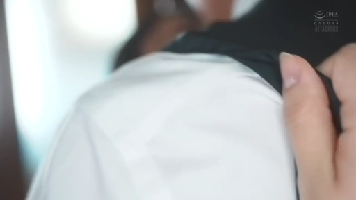 室内 · 站立 · 黑色西装马甲 · 衣物 · 整理衣物 · 背部特写 · 局部画面