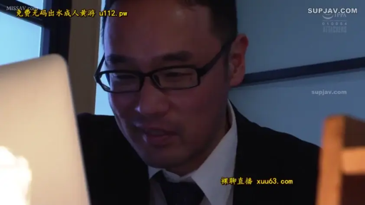 室内 · 坐姿 · 眼镜 · 面部特写 · 西装 · 盯着屏幕 · 猥琐笑容 · 电脑录像