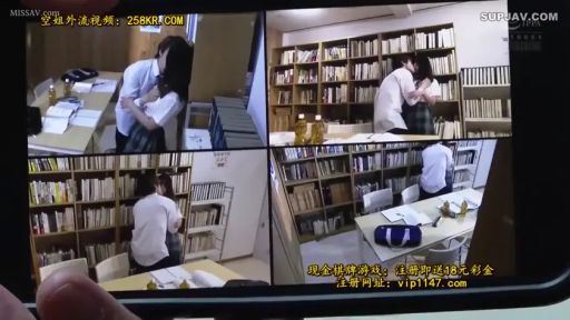 白色校服衬衫 · 学校图书馆