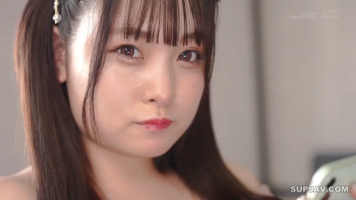 室内 · 面部特写 · 凝视 · 正面 · 魅惑 · 长卷发 · 上半身全裸