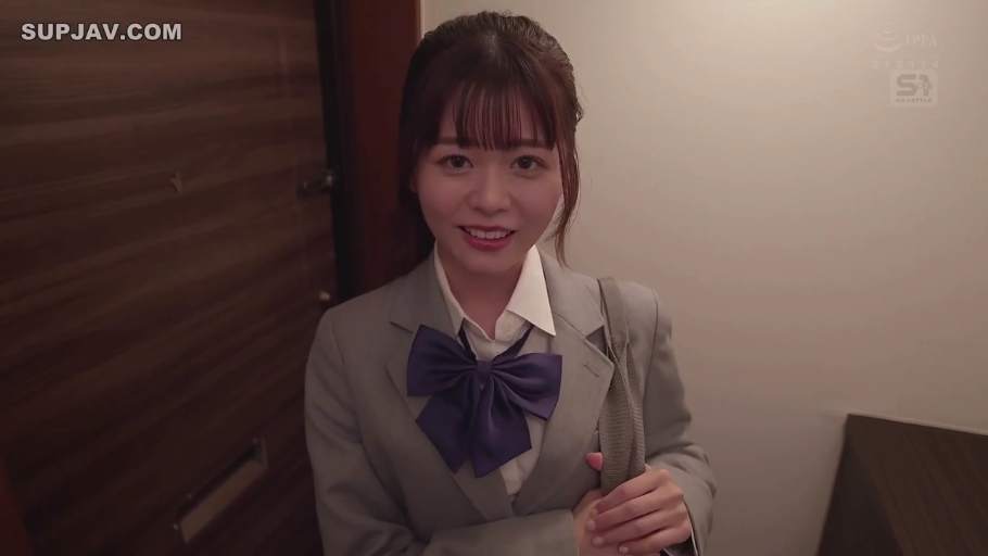 Indoor · 面部 · Stand · Smile · Gaze · JK Uniform · Ponytail · One-shoulder bag