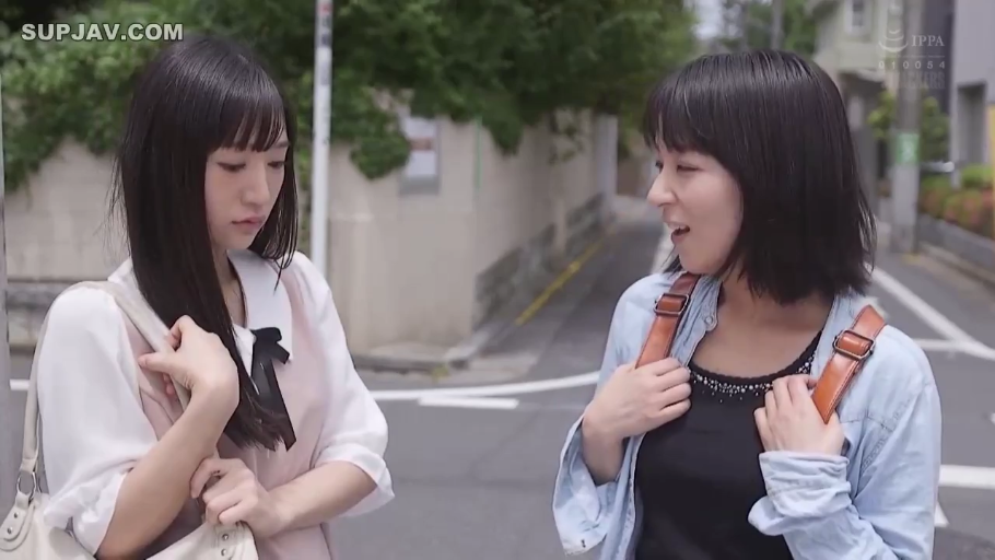 交谈 · 站立 · 中景 · 微笑 · 衬衫 · 户外