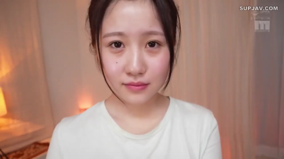 室内 · 平静 · 面部特写 · 正坐 · 注视镜头 · 白色T恤 · 黑发