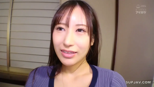 室内 · 面部特写 · 正坐 · 针织衫 · 谈话 · 水印 · 微笑表情