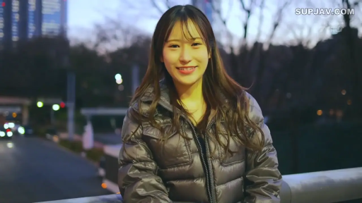 站立 · 微笑 · 自然 · 特写 · 清纯系 · 羽绒服 · 街道夜景