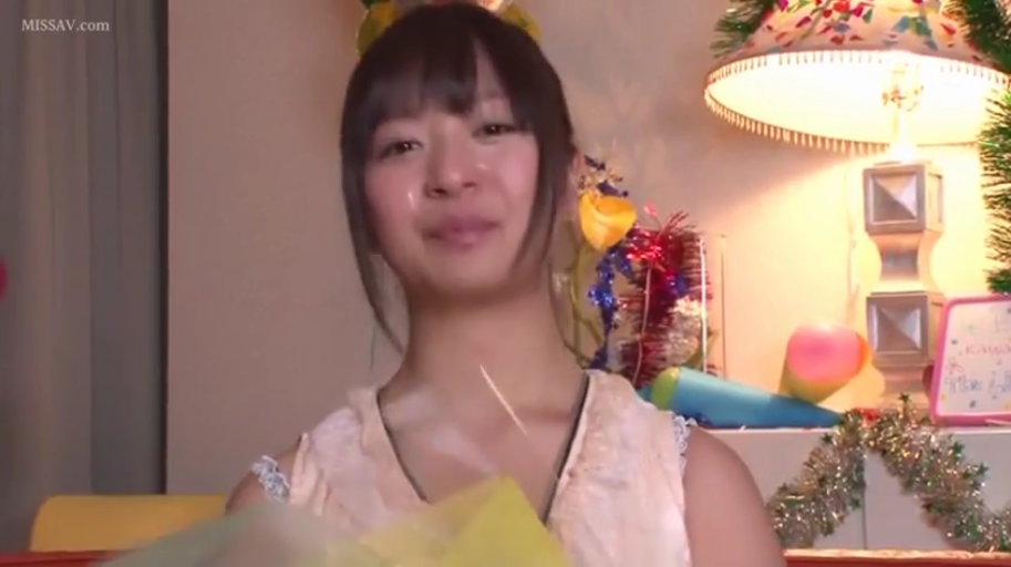 室内 · 俯身 · 脸部特写 · 全裸 · 沙发 · 微笑 · 互动 · POV