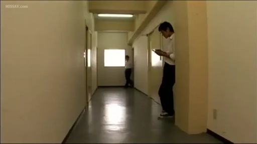 黑长裤 · Horizon · 手机 · 室内走廊 · Indoor scene · 低头看手机 · 靠墙侧立