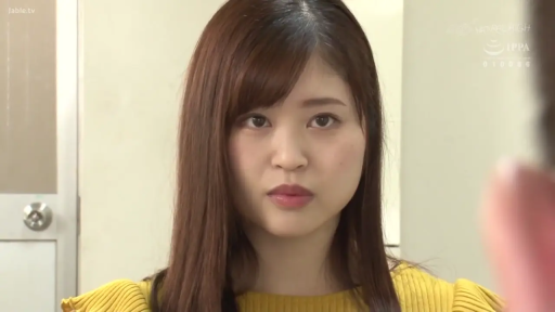 坐姿 · 交谈 · 医疗推车 · 平静 · 休闲装 · 远景 · 诊室