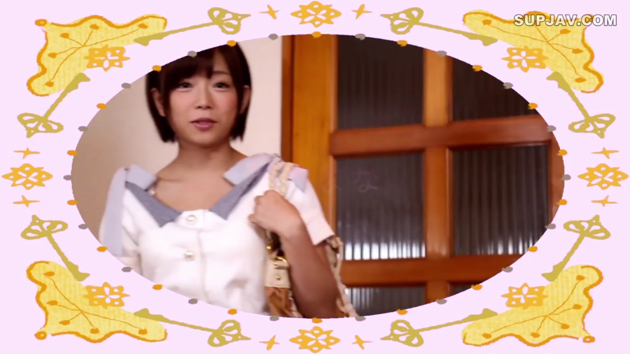 室内 · 站姿 · 平静 · 半身 · 注視 · ショルダーバッグ · 白色女式上衣 · 花式边框