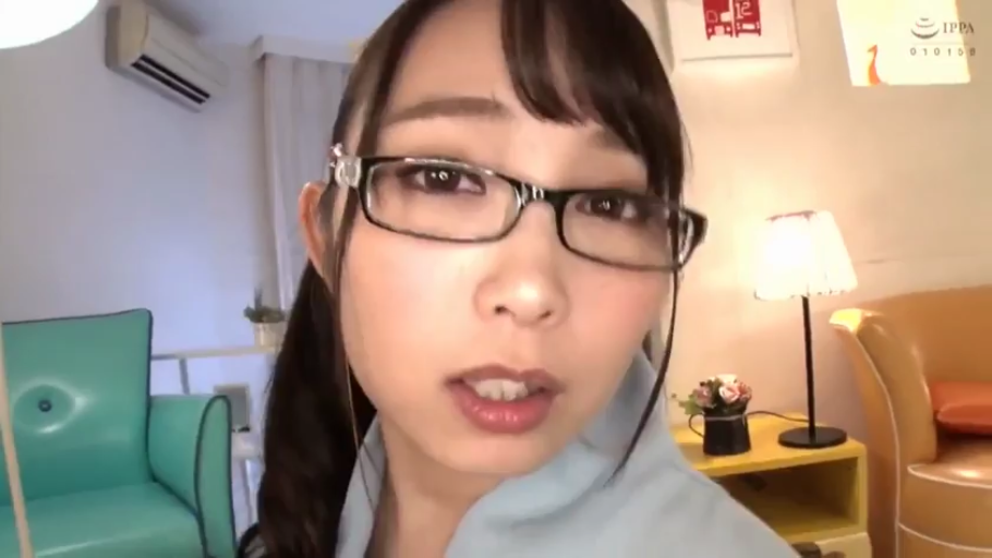 坐姿 · 办公室 · 足部特写 · 办公椅 · 黑色连裤袜 · 微笑 · 仰拍视角 · 展示双足