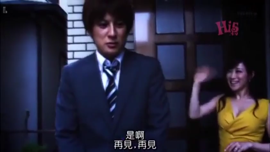 站立 · 中景 · 黄色低胸连衣裙 · 住宅门口