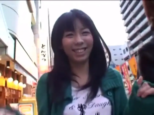 顔のクローズアップ · 户外街道 · 正面に立って · 绿色开衫