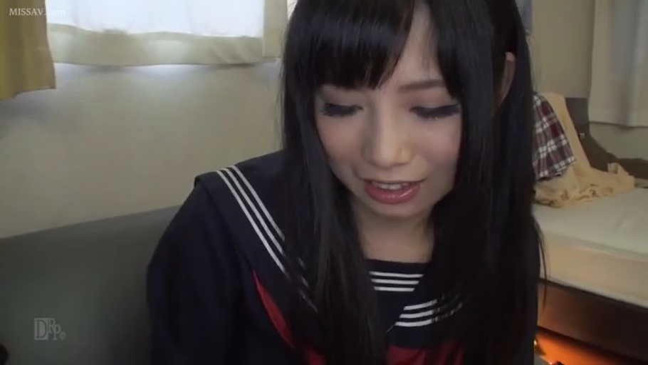 室内 · 坐姿 · 面部特写 · 水手服