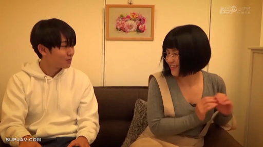 会話 · リビング · 笑容 · 装饰画 · 半身照 · 白色卫衣 · 并肩坐 · 访谈场景