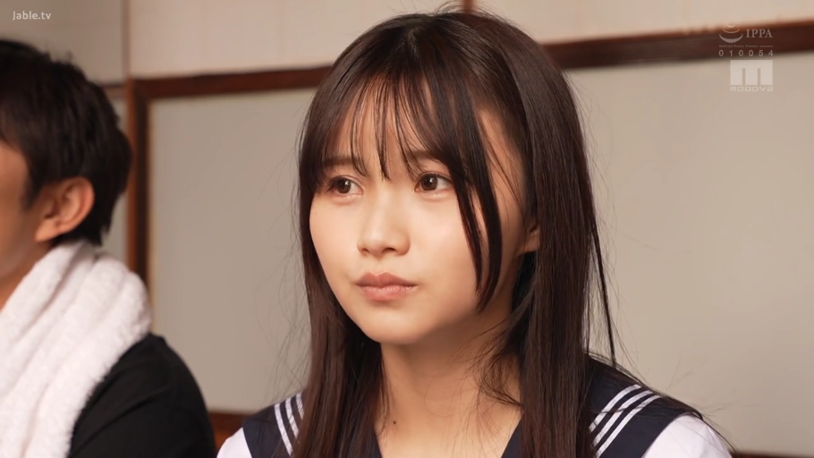 室内 · 坐姿 · 忧郁 · 凝视 · 近景 · 水手服 · 黑发