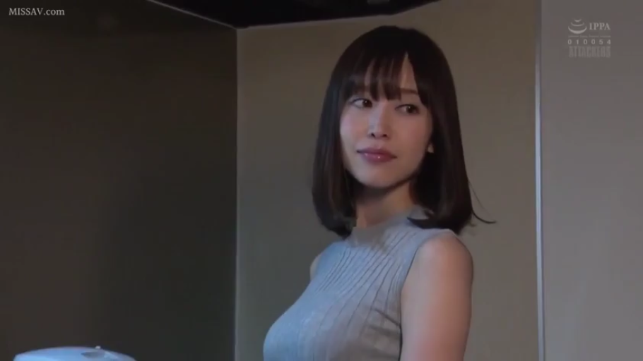 室内 · 站立 · 微笑 · 半身 · 长发 · 浅色无袖针织衫 · 侧身凝视