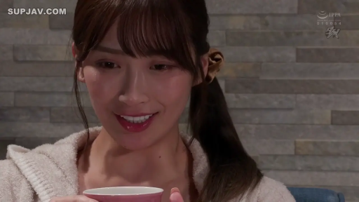 Indoor · Sitting Posture · Smile · 面部特写 · 长发 · 白色毛绒上衣 · 拿杯子 · 粉色杯子